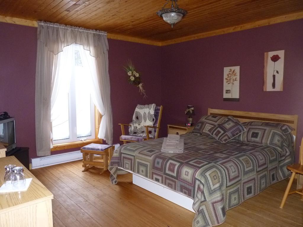 Gite De La Riviere Bed and Breakfast Chibougamau Δωμάτιο φωτογραφία